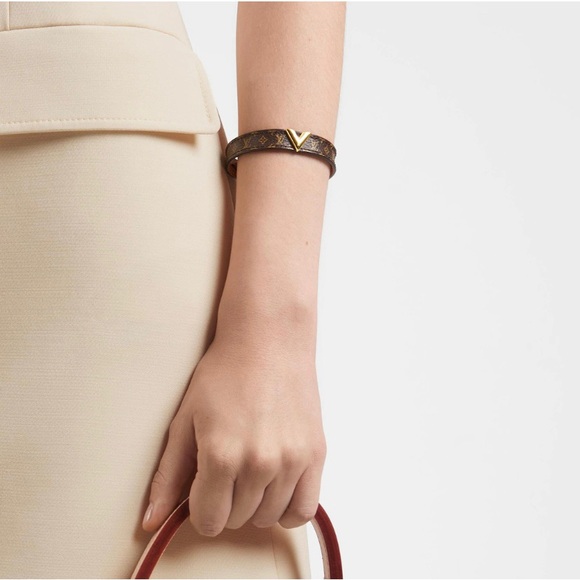 Louis Vuitton Essential V Monogram Bracelet 15 - Picture 2 of 11